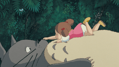 Mei meeting the large Totoro face-to-face for the first time.
