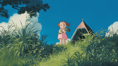 Mei heading for her mother's hospital alone, clutching a corn on the cob.